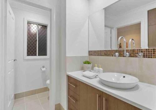 GlenungaExecutive living in City fringe location的白色的浴室设有水槽和镜子