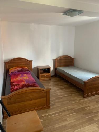 艾恩贝克CASA MIA的一间设有两张床和床头柜的房间