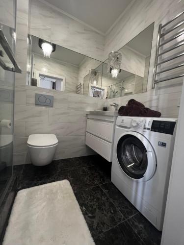 克里扎尼夫卡Golden Era Apart的一间带洗衣机和卫生间的浴室