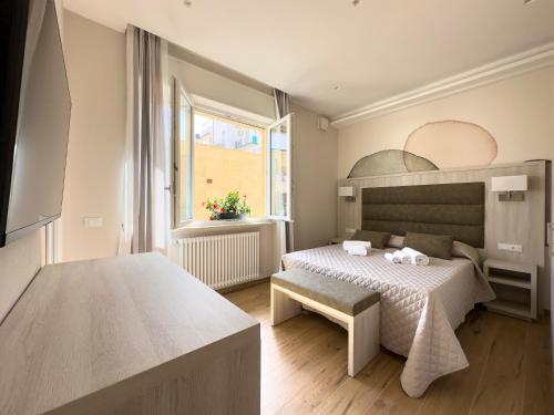 利多迪卡马约雷Versilia Residence - Fronte Mare的一间卧室设有一张床和一个大窗户