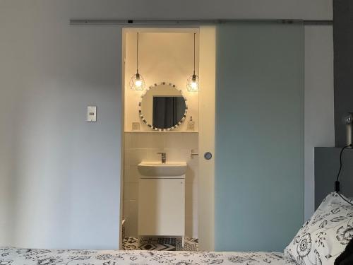 奥西莫CINQUE TORRI AFFITTACAMERE的一间带水槽和镜子的浴室