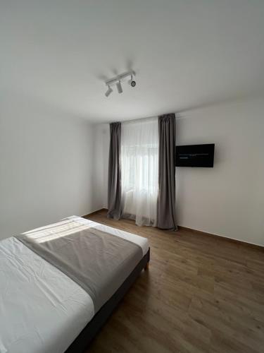 康斯坦察Nord 22的白色的卧室设有床和窗户