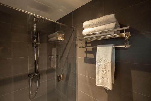 HydraAD Hotel Pont D'Hydra的带淋浴和一些毛巾的浴室