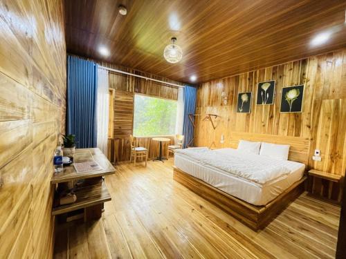 宁平Tuyet's hostel的一间卧室配有一张床和一张书桌