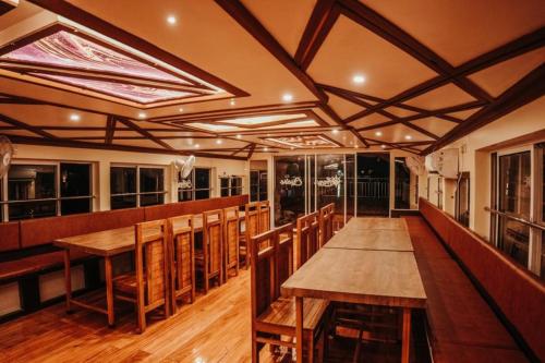 阿勒皮Venice Premium Houseboats Alleppey的用餐室配有木桌和椅子