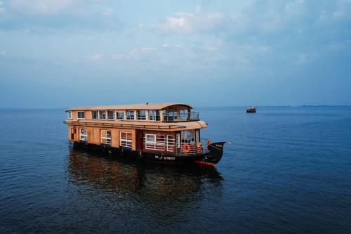 阿勒皮Venice Premium Houseboats Alleppey的水中的小船