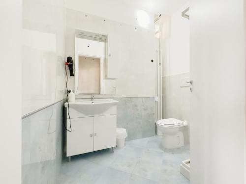 格拉维纳普利亚Gravina suite Apartment的白色的浴室设有水槽和卫生间。