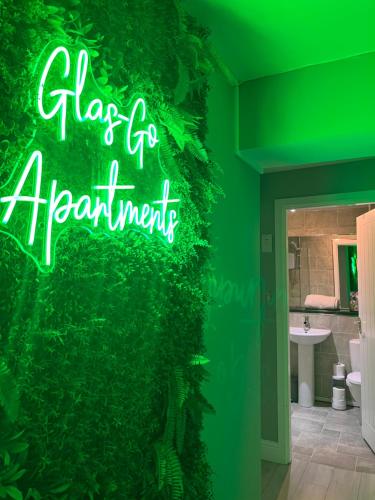 格拉斯哥2 Bedroom Apartment at SECC Hydro FREE PARKING的浴室墙上的绿色标志