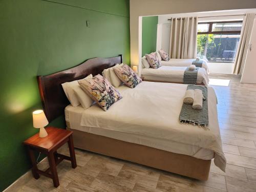 维多利亚瀑布Livingstone Lodge的绿墙客房内的两张床
