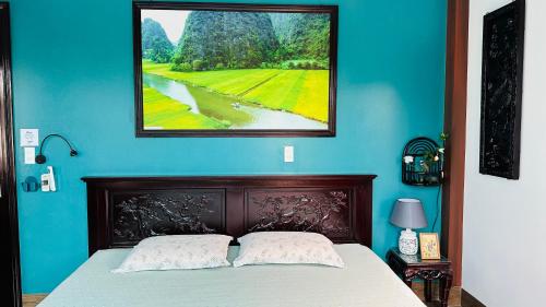 吉婆岛An Homestay-Super king size bed-Dunlopillo soft spring mattress-Vietnamese big breakfast的卧室配有一张挂在墙上的床铺