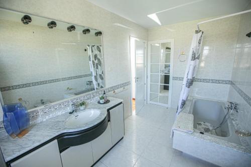 欧德鲁佐Pensión Lobre的浴室配有水槽、淋浴和浴缸。