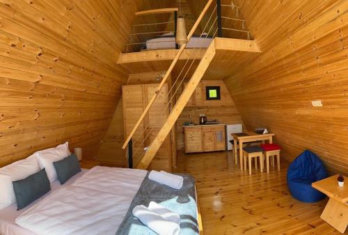 梅斯蒂亚Cozy Cottages的小木屋内一间卧室,配有一张床