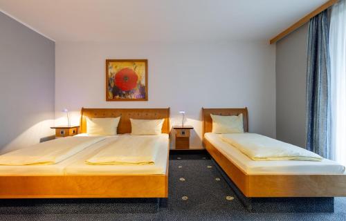 卡塞尔Kassel Ost的卧室内的两张床,配有两张台灯。