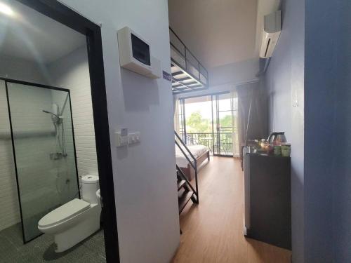 清迈THAI HOTEL CHIANGMAI的一间带卫生间和淋浴的浴室以及一间卧室