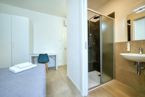 拉齐塞Appartamenti da Mirella的带淋浴和盥洗盆的浴室