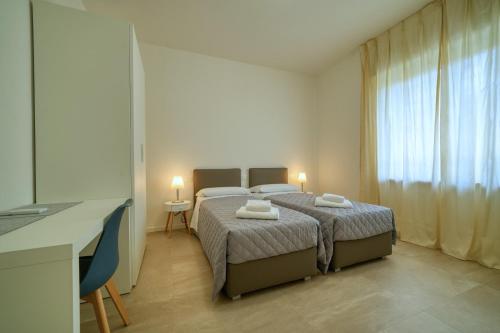 拉齐塞Appartamenti da Mirella的一间卧室配有一张床,上面有两条毛巾