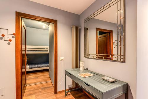 斯培西亚Cinque Terre Dream的浴室设有玻璃桌和镜子