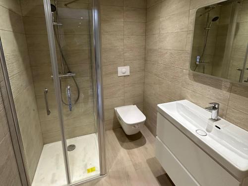卡尔热斯Alivu - Appartement Moderne Avec Terrasse的带淋浴、卫生间和盥洗盆的浴室