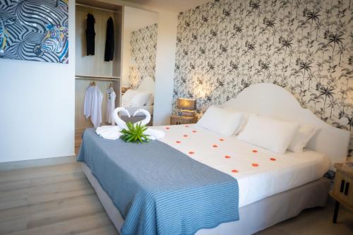 德赛Résidence Vue Mer的一间卧室配有一张带花卉壁纸的大床