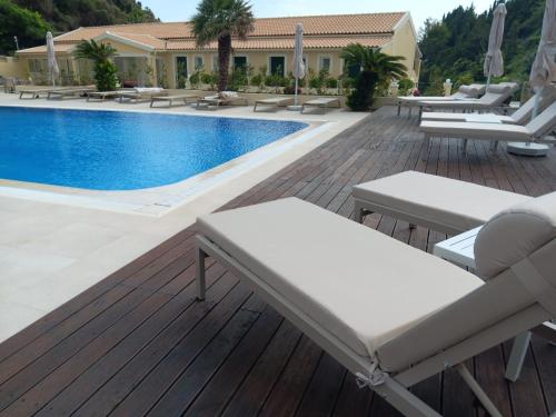 帕莱欧卡斯提撒Corfu valley view的一个带躺椅的甲板和一个游泳池