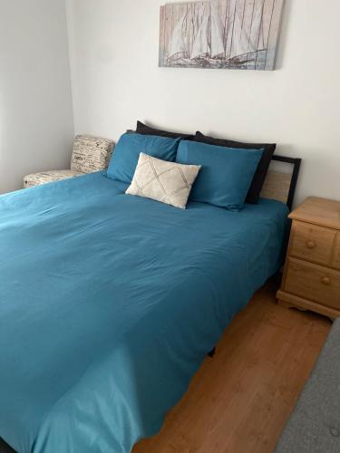Saint-AntoninMaison d edouard的卧室内的一张蓝色棉被