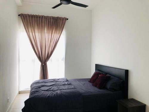 加影Rumah Iman @ Kajang 2的一间卧室配有一张带吊扇和窗户的床。