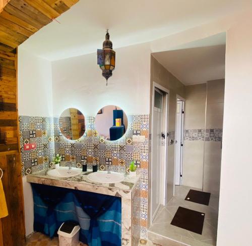 塔哈佐特Rayane Guest House的浴室设有2个水槽和2面镜子