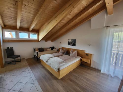 思科纳Panorama Residence Rebgut的一间带一张大床的卧室,位于一个拥有木制天花板的房间