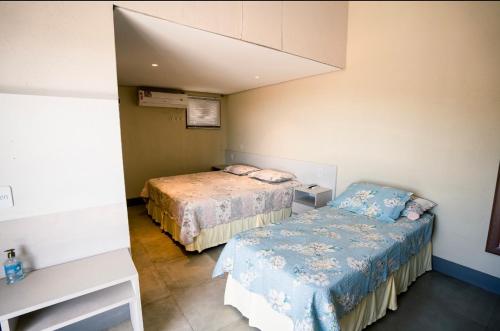 费尔南多 - 迪诺罗尼亚Horizonte Azul Noronha的小房间设有两张床和一张桌子