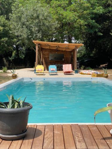 阿维尼翁Appartement Les Cyprès de l’Île的一个带椅子的游泳池和一个凉亭