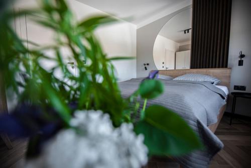 萨比诺瓦Lazur Apartamenty Domki的前景卧室 - 带一张鲜花床
