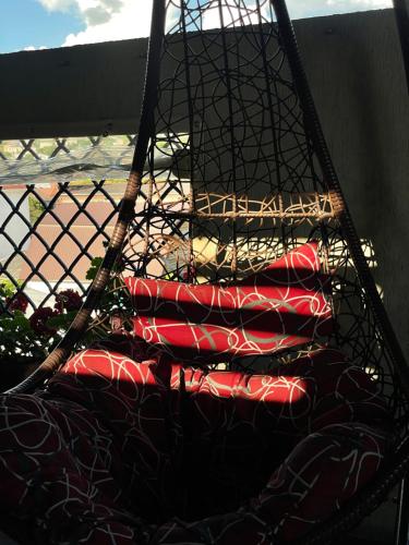 苏呼米Mini Hotel 7 Street的装满红色和黑色枕头的篮子