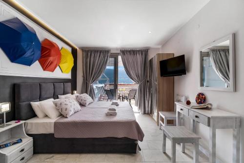 VlikhónChakalaka Resort的一间卧室配有一张床、一张书桌和一台电视
