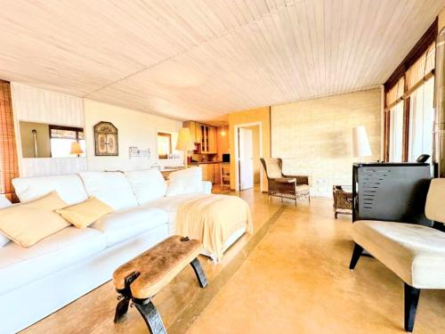 马尔旺金塔玛维欧酒店的客厅配有白色的沙发和桌子