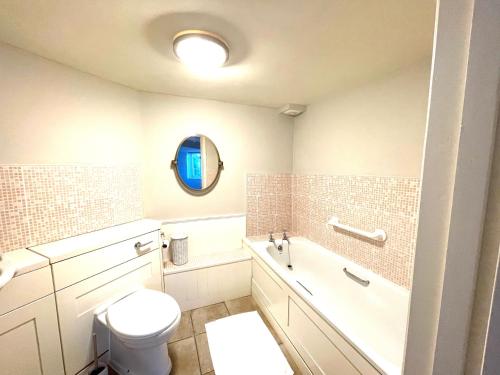 曼海德Minehead mews cottage的浴室配有卫生间、浴缸和水槽。
