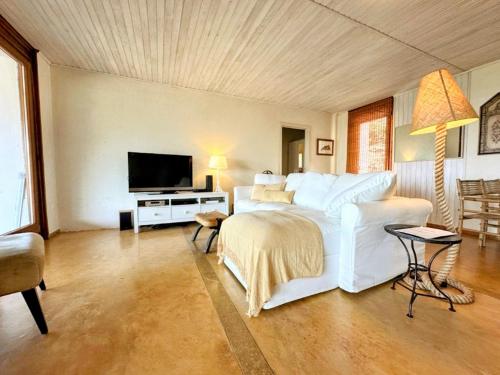 马尔旺金塔玛维欧酒店的卧室配有一张白色大床和一台平面电视。