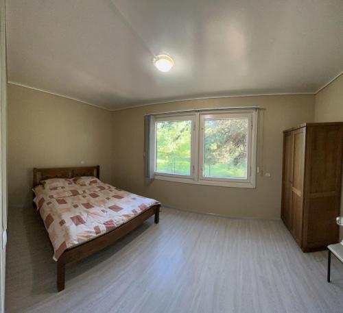 塞凡Guest house at the Lake Sevan的一间卧室设有一张床和一个窗口