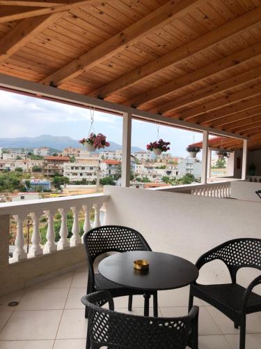 卡萨米尔Villa Sarti的美景阳台配有桌椅