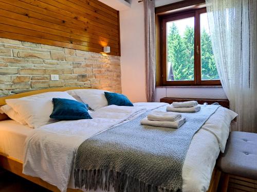 普利特维采村B&B Villa Plitvica的一间卧室配有一张大床和毛巾