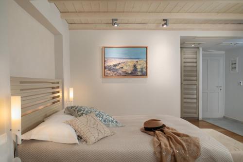 圣安娜纳克索斯伊里亚海滩艺术酒店的卧室配有一张挂在墙上的床铺