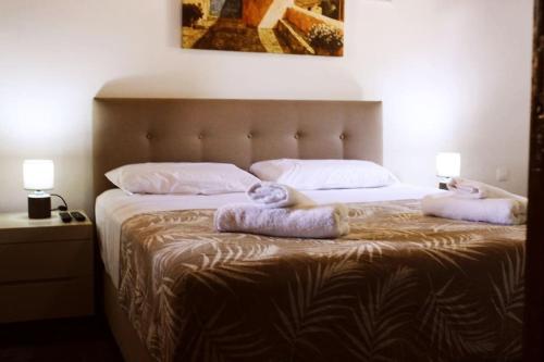 KamariótisΜουριές的一间卧室配有一张床,上面有两条毛巾