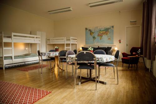 KalvKalvs Skolhus的客房设有桌椅和双层床。