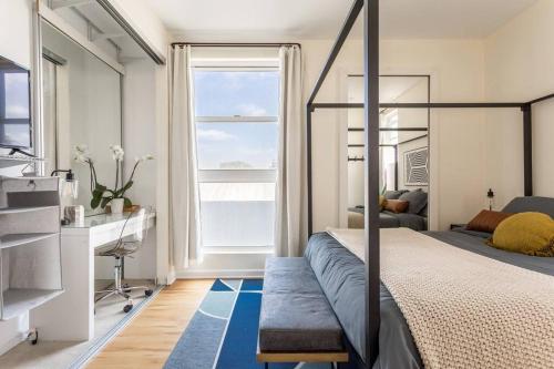 贺茂沙海滩Ocean View Hot Tub Luxe House Steps to Sand的一间卧室配有床、水槽和窗户