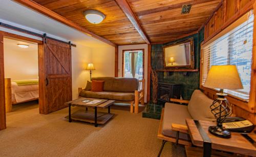Mount HoodCooper Spur Mountain Resort的客厅配有沙发和桌子