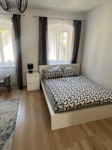 格蒙登Apartment in Gmunden的一间卧室配有一张带白色床罩的床