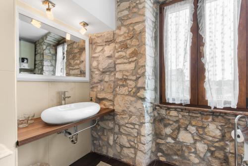斯维特温斯纳特Villa San Vincenti的石质浴室设有水槽和窗户