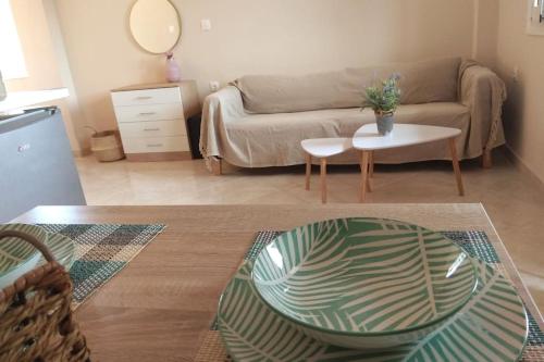梅松吉Elena Roza Apartment的客厅配有沙发和桌子