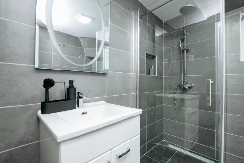 克拉多沃Apartmani Otašević的浴室配有白色水槽和淋浴。