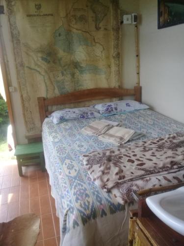 萨迈帕塔Los Aventureros的卧室配有一张壁挂图床