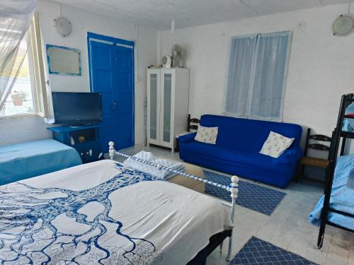 佩拉La terrazza sul lago的一间卧室配有蓝色的床和蓝色的沙发
